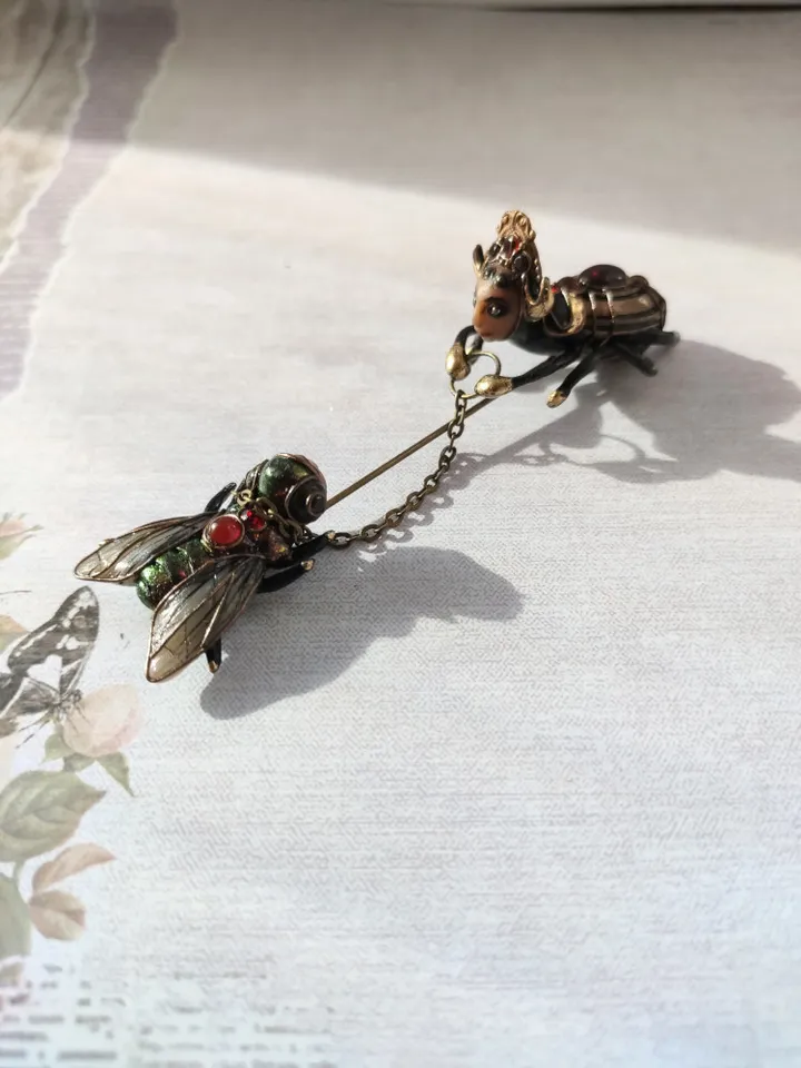Spider and Fly, Piece with chain, Spider brooch, Hunter and prey