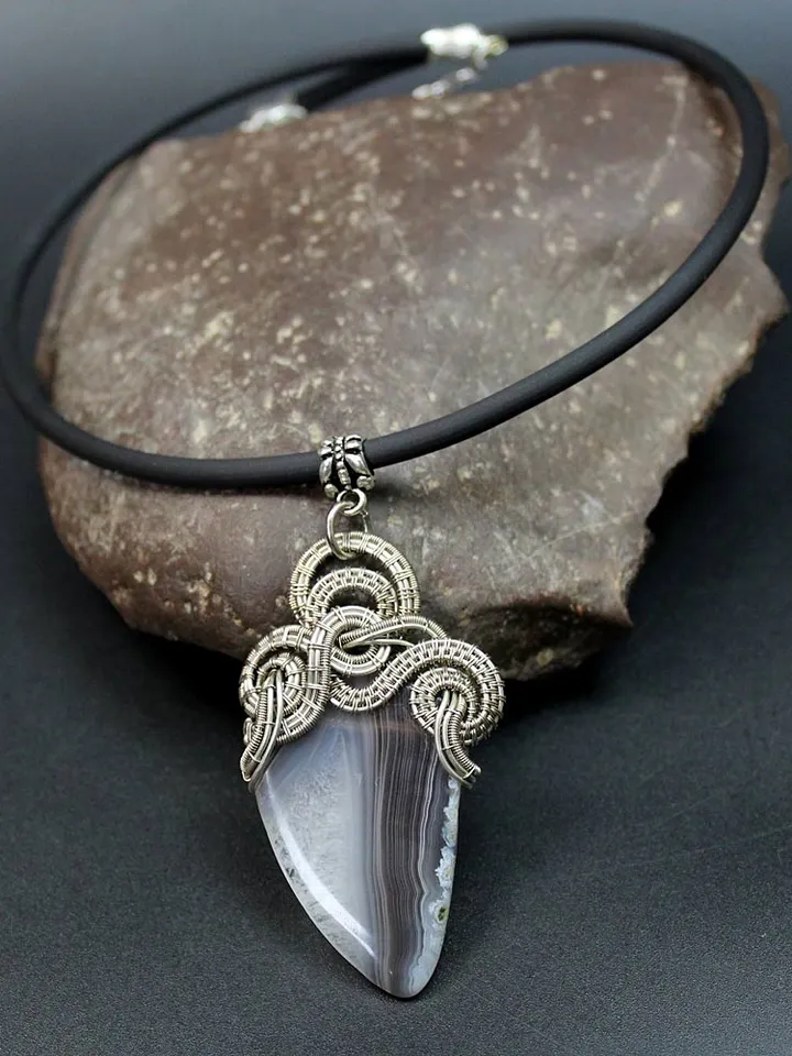 Handmade pendant made of nisilber wire and natural agate.