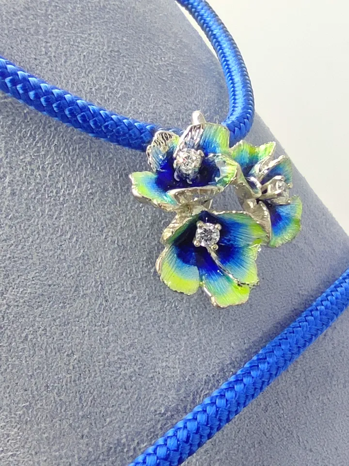 Beautiful set - Pendant + cord made of paracord