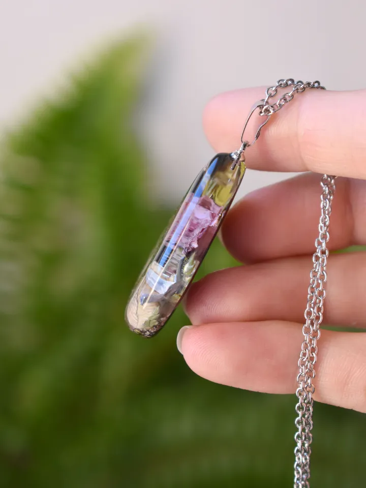 Tiny Flower Necklace. Poppy seed pods and shells in resin. Pendant with autumn flowers and herbs in resin.