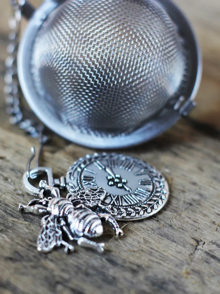 Tea ball infuser for loose leaf tea, Reusable Tea strainer for herbal tea, bee charm Tea Steeper, bee pendant tea