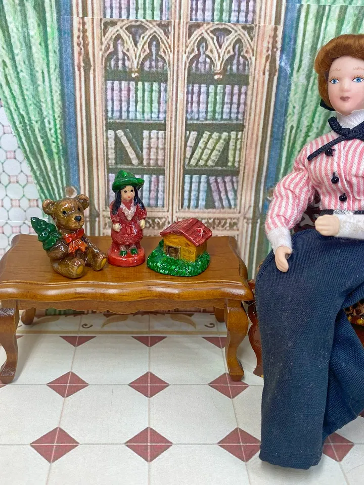 Vintage ceramic figurines for a dollhouse. 1:12. Mini figurines for a doll. Dollhouse accessories.