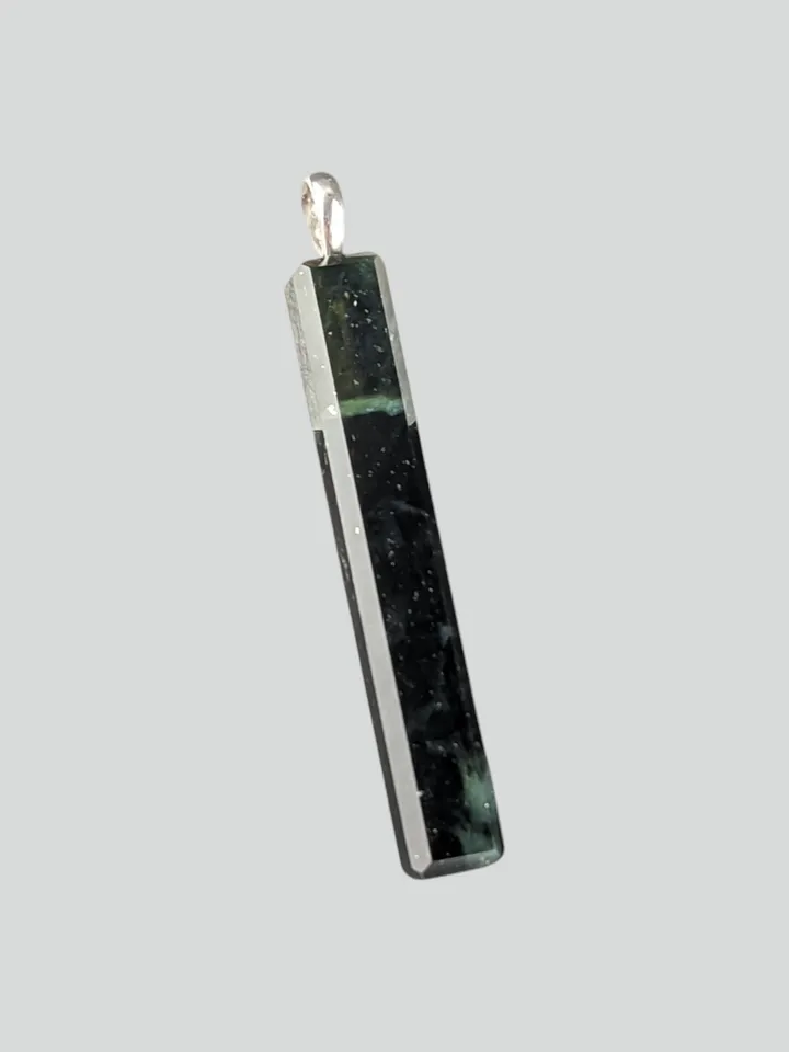Rectangular pendant made of dark green jade in the shape of a column.