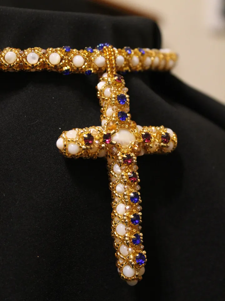 Pendant in the form of a cross woven pearls, mother-of-pearl and beads