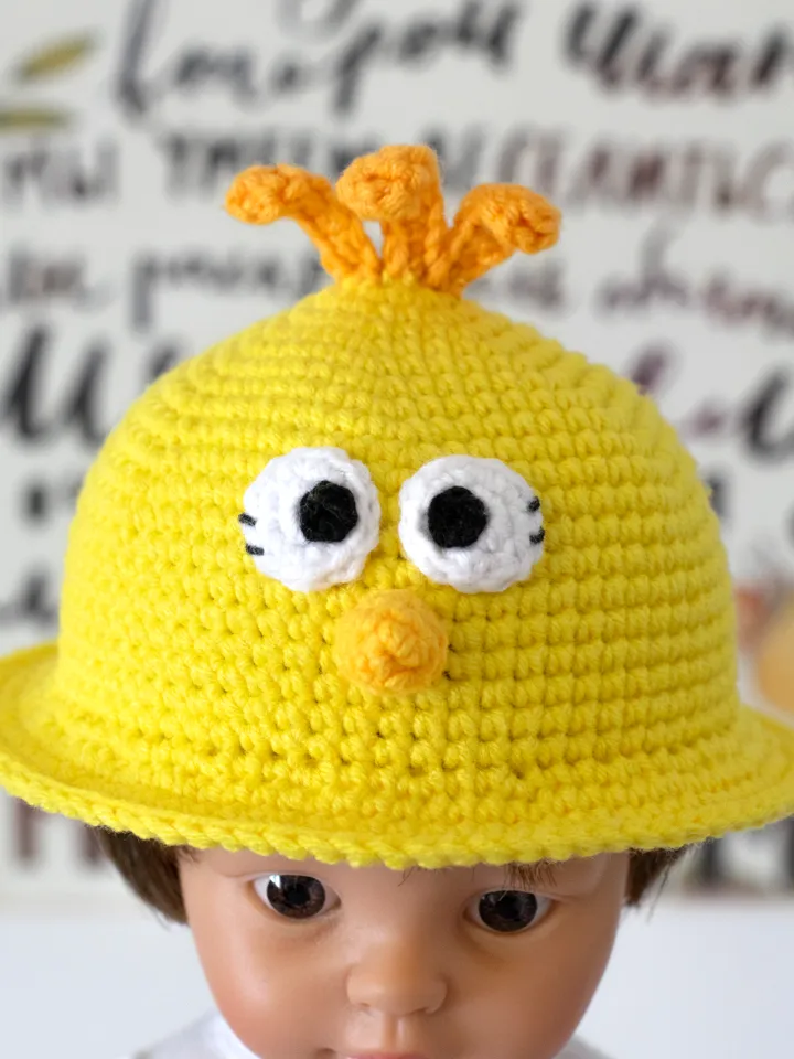 Crochet chicken hat for Paola Reina doll, Meadowdoll Dumpling, Siblies Ruby Red, Little Darling for Easter