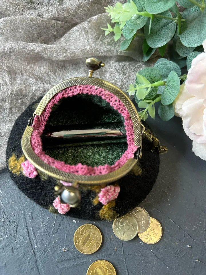 Coin purse with embroidery.