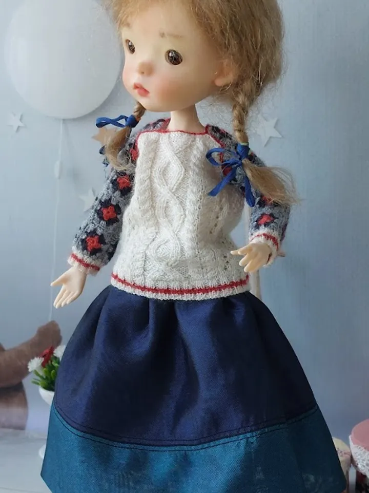 Exclusive sweater for OB22 doll: a unique handmade accessory