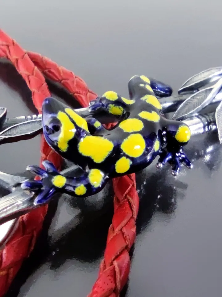 Original pendant - Lizard on a cord