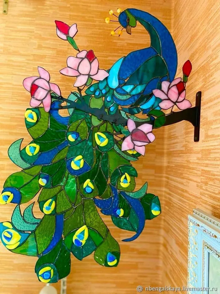 Peacock (Tiffany Stained Glass Art), Stained Glass Peacock – Tiffany Style Art, Elegant Tiffany Glass Peacock Wall Decor, Handcrafted Peacock in Stained Glass, Artistic Glass Peacock with Beaded Crest, Luxurious Stained Glass Bird – Peacock Design