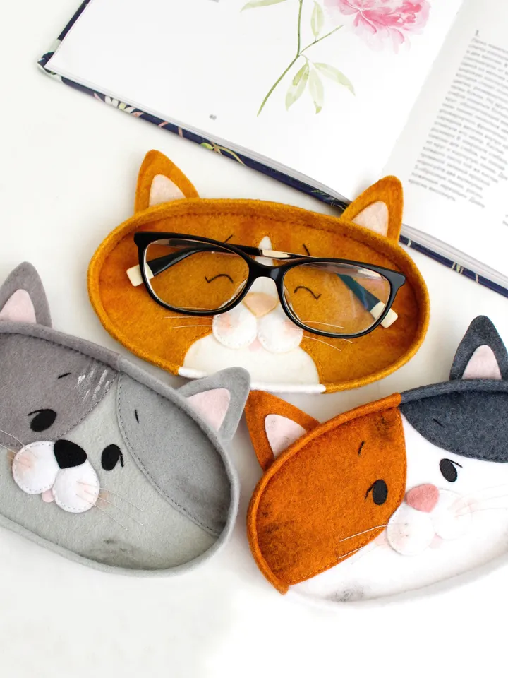 Felt cats eyeglasses holders hand sewing PDF tutorial with patterns. DIY spectacles holder. Handmade pets and book lover gift. Glasses wearer present