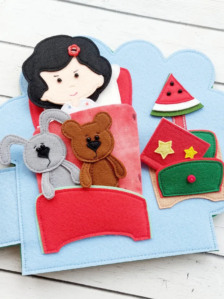 Dollhouse "Watermelon" Children's felt dollhouse with clothes and food set Portable fabric doll room