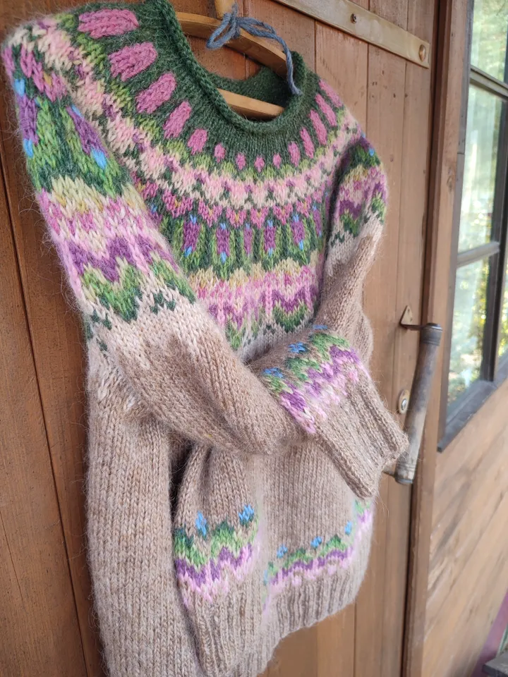 Wool sweater from Lopi yarn "Creamy sweetie"