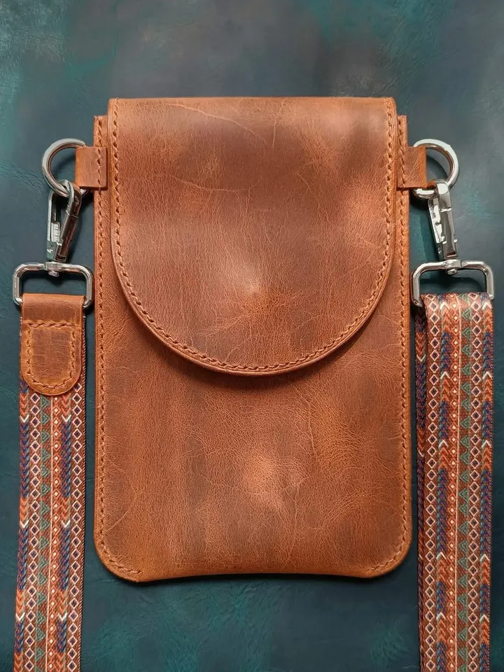 PDF Pattern Phone bag - Pattern of a small women's leather bag in PDF format - Download PDF and video tutorial. Punch pitch 5 mm.