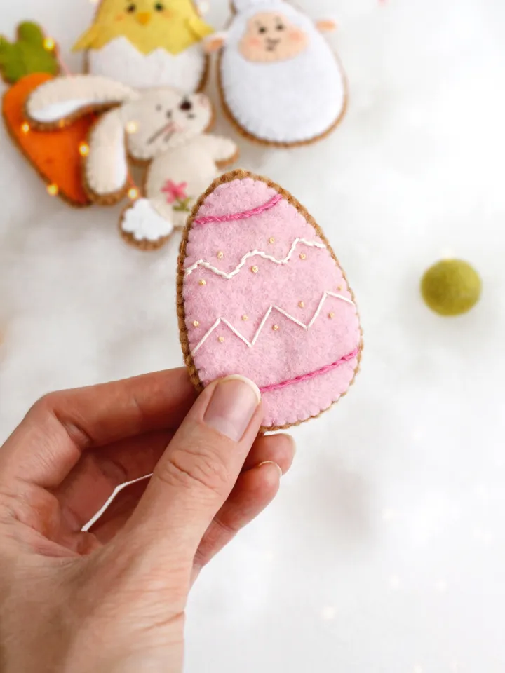 Felt garland with Easter cookies hand sewing PDF tutorial with patterns. DIY Easter ornament. Felt Easter wall decoration