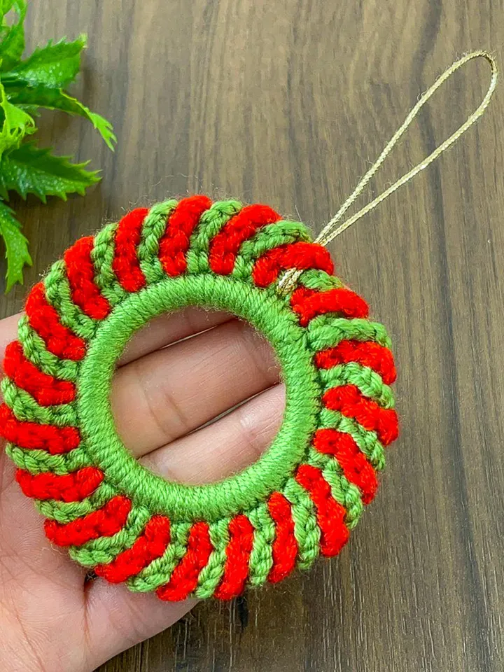 Crochet Holiday Wreath Pattern, DIY Red Green Christmas Ornament PDF, Handmade Festive Décor Tutorial, Beginner Crochet Project