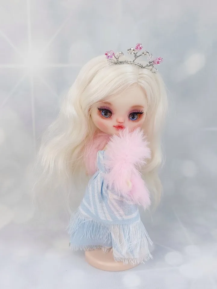 Magical little Petite Blythe doll with blonde hair. A beautiful little princess with mysterious eyes.
