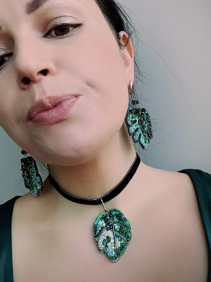 Handmade embroidered crystal monstera albo leaf necklace choker, little emerald monstera leaf pendant, monstera jewelry