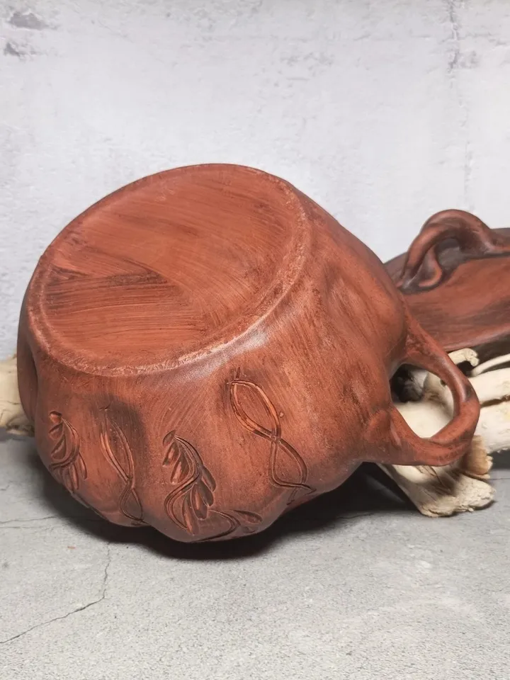 Glay casserole 118,34 fl.oz Handmade with handles and lid, carved pattern
