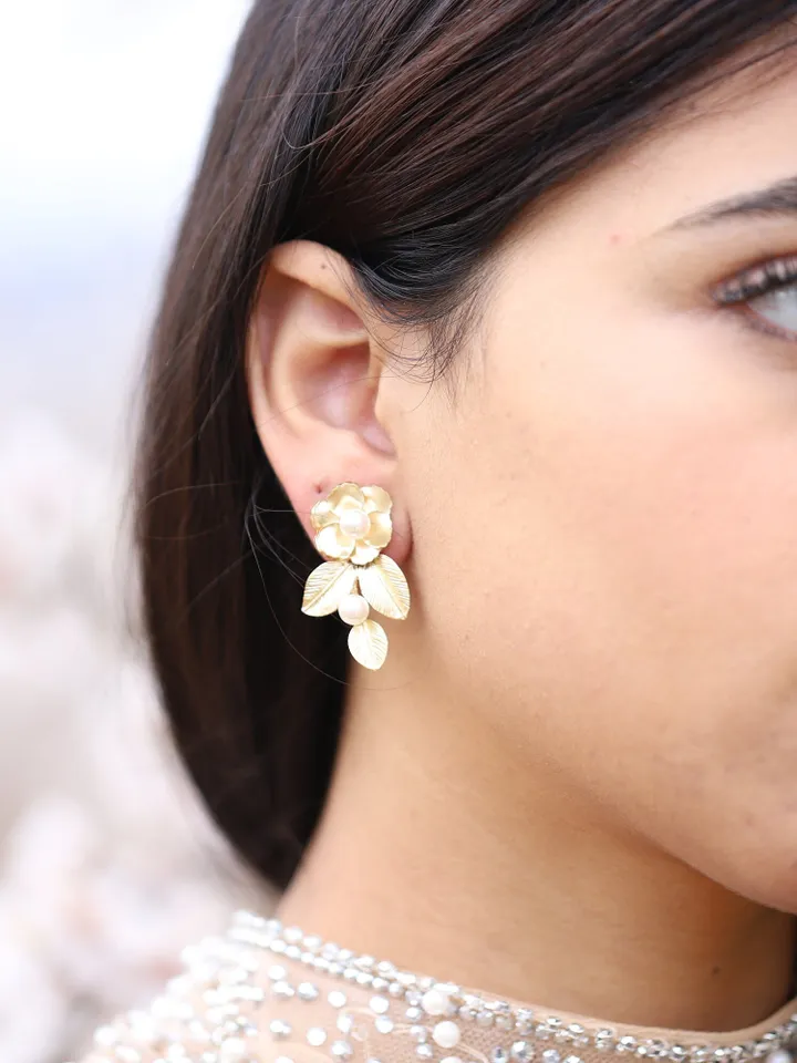 Floral Boho Wedding Earrings Boho Bridal Earrings Floral Wedding Earrings Pearl Wedding Earrings Leaf Bridal Earrings Gold Wedding Earrings