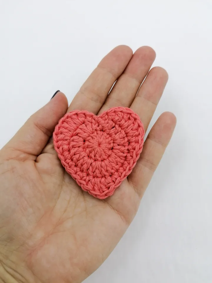 pattern, face sponge in the shape of a heart, crocheted