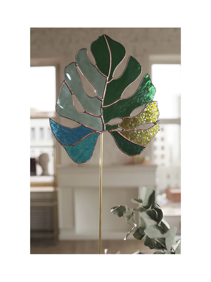 Monstera Leaf on a Brass and Cast Stone Stand, Stained Glass Leaf, Decorative Glass Plant, Tiffany Style Leaf, Monstera Glass Art, Green Glass Leaf, Monstera on a Stand