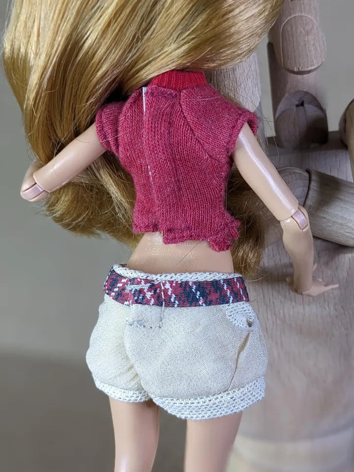 Red T-shirt or skirt for 10.5-inch female dolls (MH, EAH)