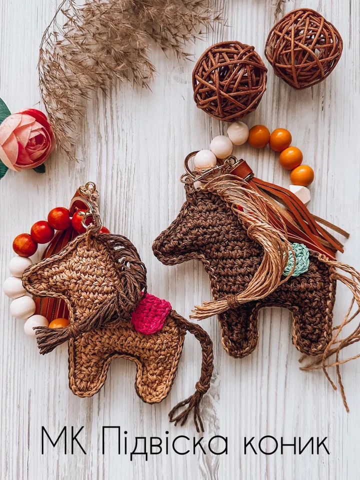 Beaded horse Keychain with Metal Chain – Stylish Bag or Key Accessory, crochet pony