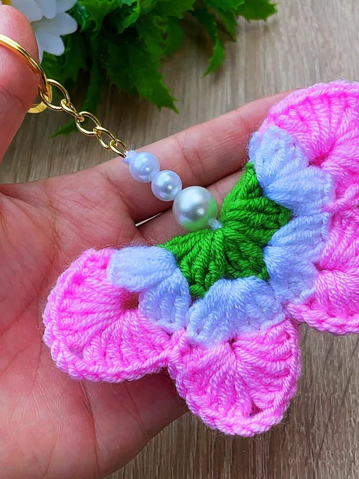 Crochet Flower Keychain Pattern, Easy PDF Tutorial for Beginners, Handmade Gift Idea for Valentineโs or Car Accessories