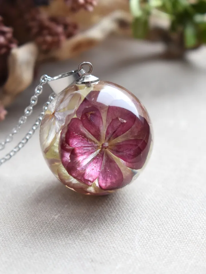 Hydrangea sphere pendant in resin. Necklace with pink hydrangea. Pendant sphere with real hydrangea.