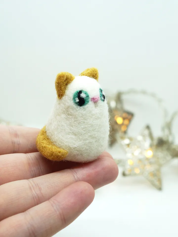 Miniature needle cat, cute cat