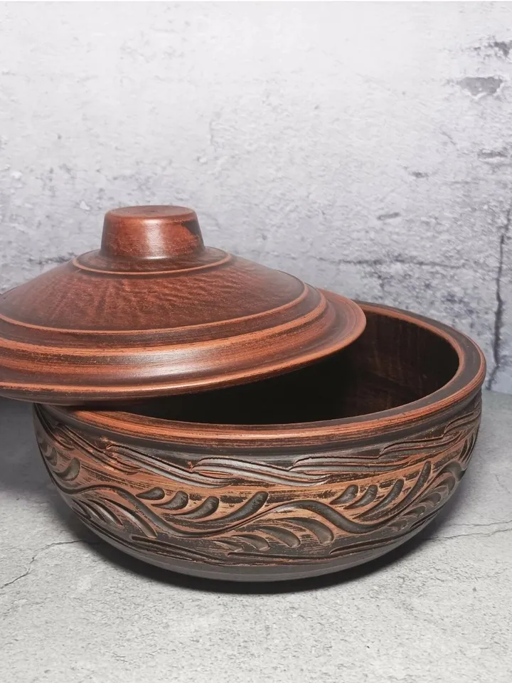 Pottery casserole 84.53 fl.oz Handmade from red clay, carved pattern