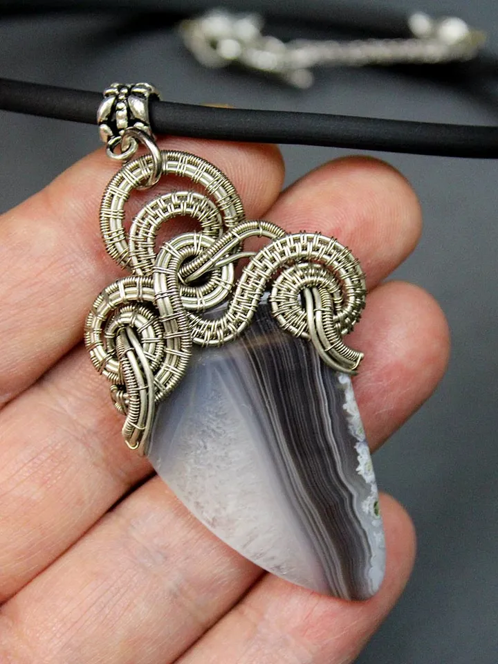Handmade pendant made of nisilber wire and natural agate.