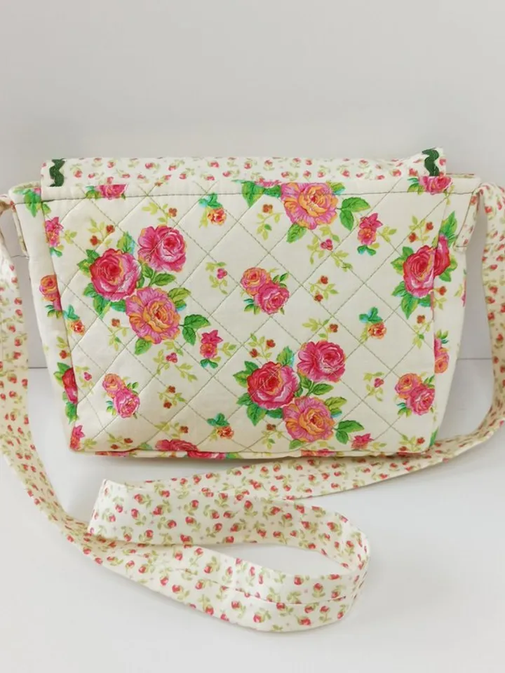 Women's shoulder bag made of natural cotton.