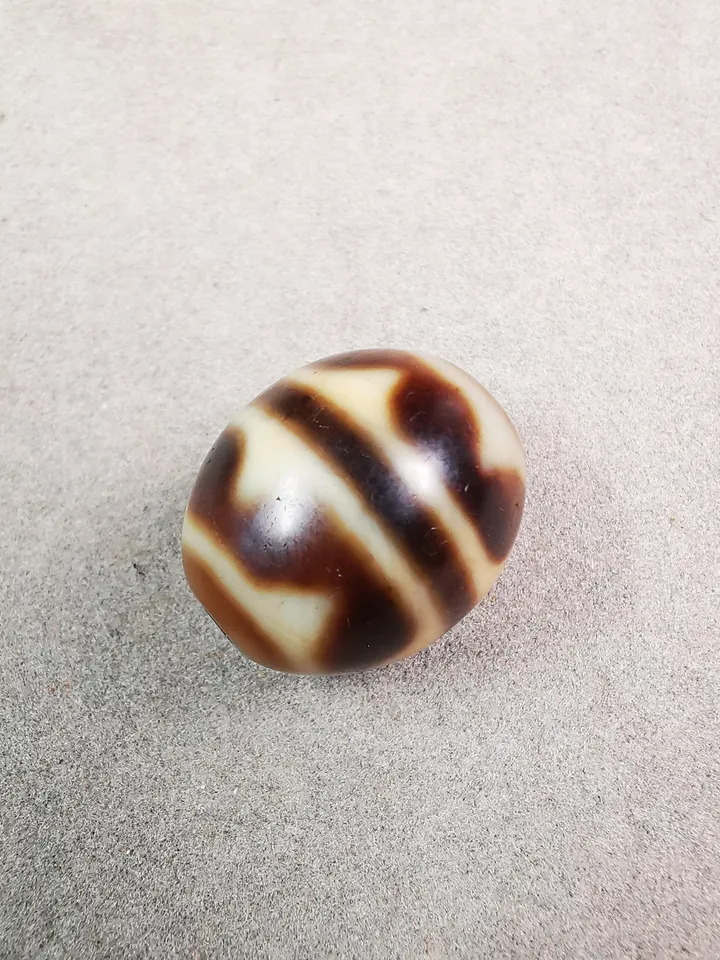 Gandhanra Tibetan Round Tiger Tooth Dzi Bead(Darrow or Taklok Dzi),Tibetan Chung,Wealth Amulet,Small Size 20*17 mm