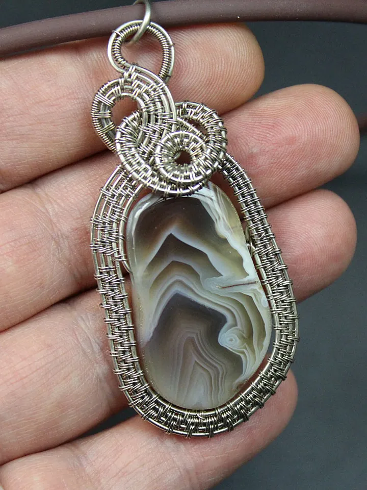 Handmade necklace with pendant made of natural agate