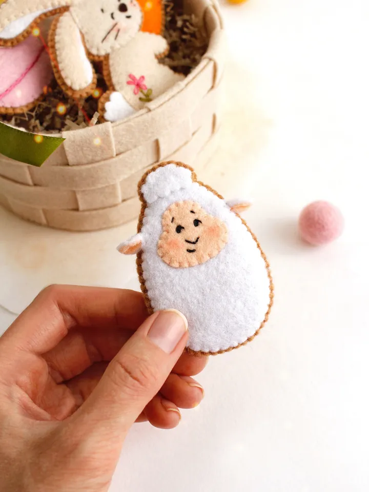 Felt basket with Easter cookies hand sewing PDF tutorial with patterns. DIY Easter ornament. Felt Easter table decoration