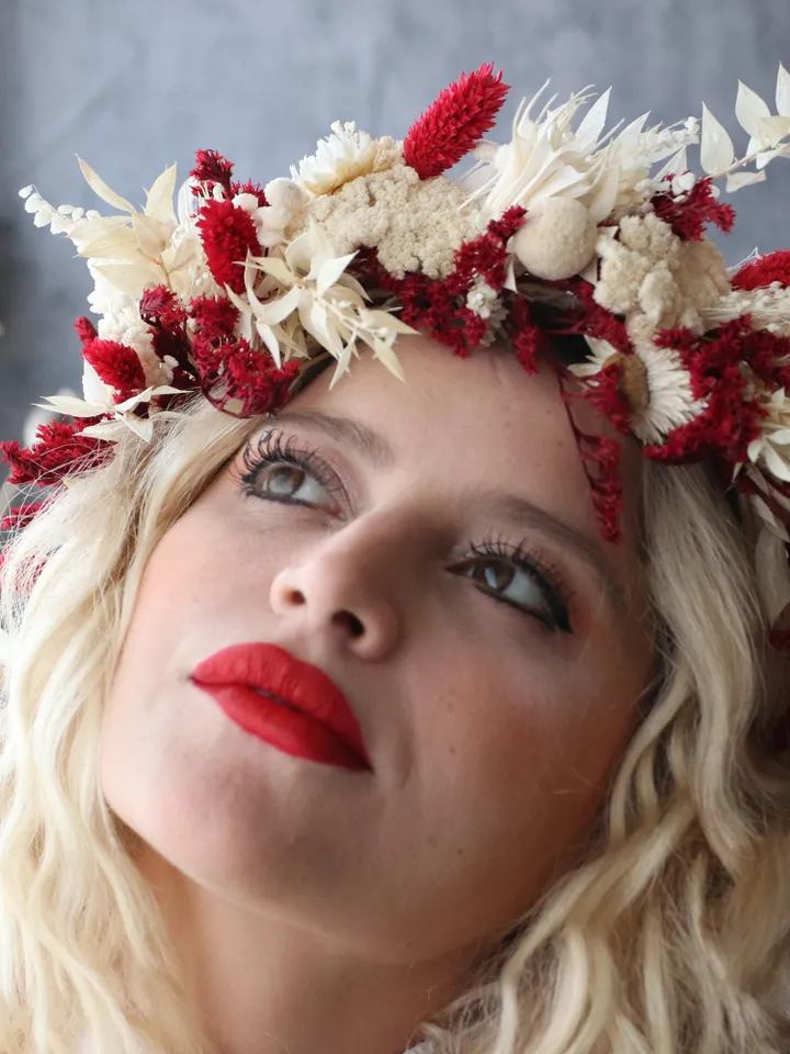 Elegant Red & White Floral Crown,Perfect for Weddings or Christmas Celebrations,Christmas-Inspired Red Floral Headpiece, fried flover crown