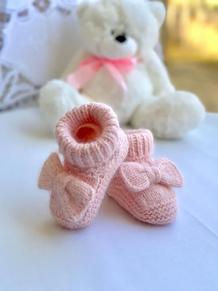 PDF Baby Botties with Bows Knitting Pattern – Comfort for Your Newborn Tiny Feet with video ENG