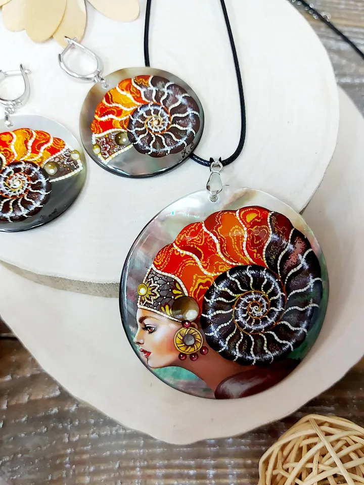 Handmade jewelry set: Queen Ammonite the Ocean mistress on pearl necklace and bohemian earrings. Painted lacquer shell for fantasy lover