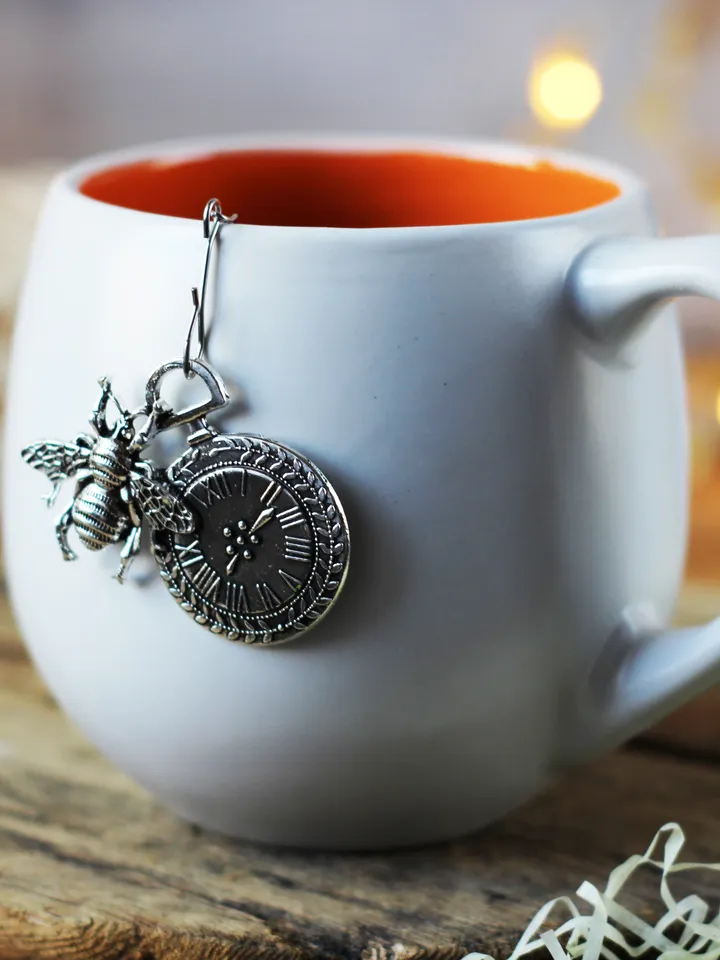 Tea ball infuser for loose leaf tea, Reusable Tea strainer for herbal tea, bee charm Tea Steeper, bee pendant tea