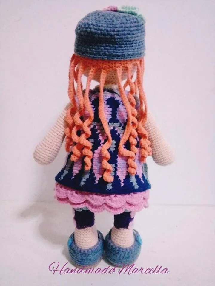 Jemma Doll β 33 cm Crochet Amigurumi with Hat β Articulated Handmade Doll β Tapestry Dress β Collectible Gift for Girls & Adults