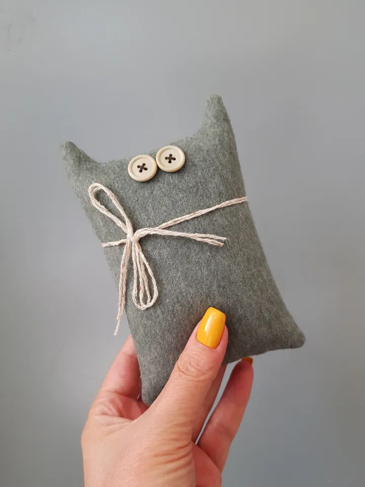 Grey cat sewing pattern PDF digital tutorial in english, stuffed animal sewing diy