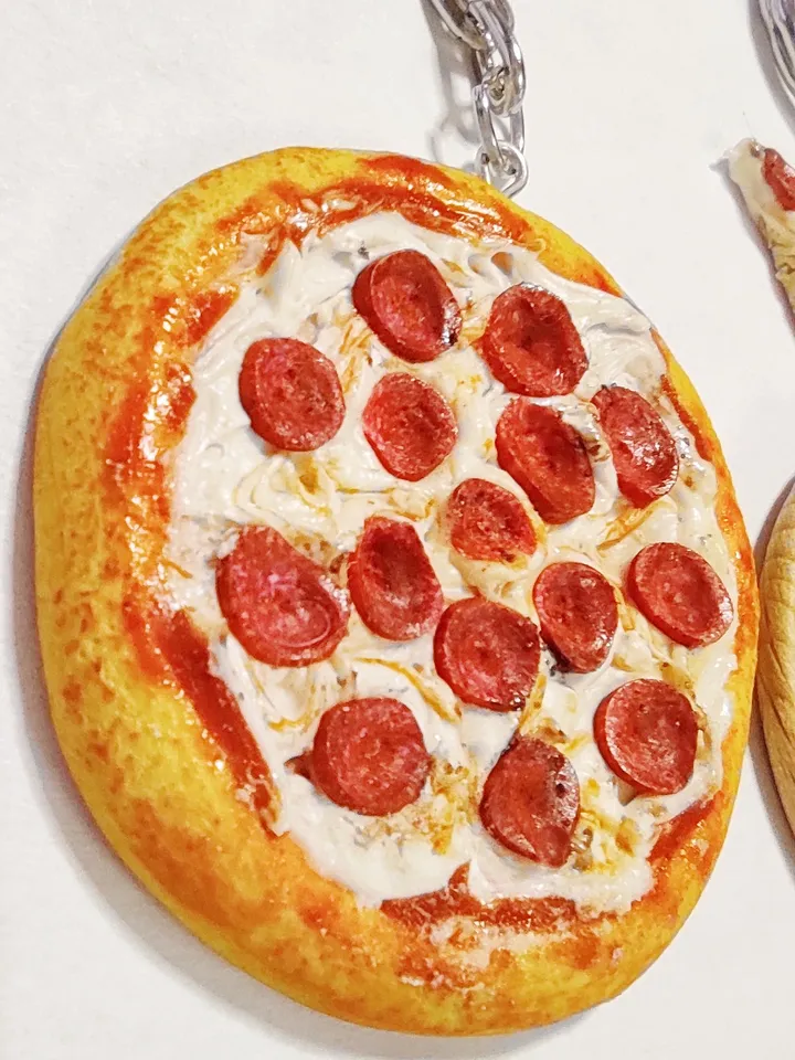 Keychain with decor, pizza accessory, gift for her, gift idea, exclusive keychains with decor, pizzas on a keychain