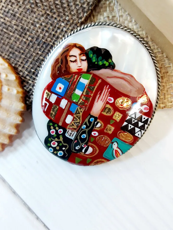 Brooches for women: The Embrace by Gustav Klimt on pearl brooches • Gorgeous brooch for lovers • Love & feelings • Painted lacquer pin