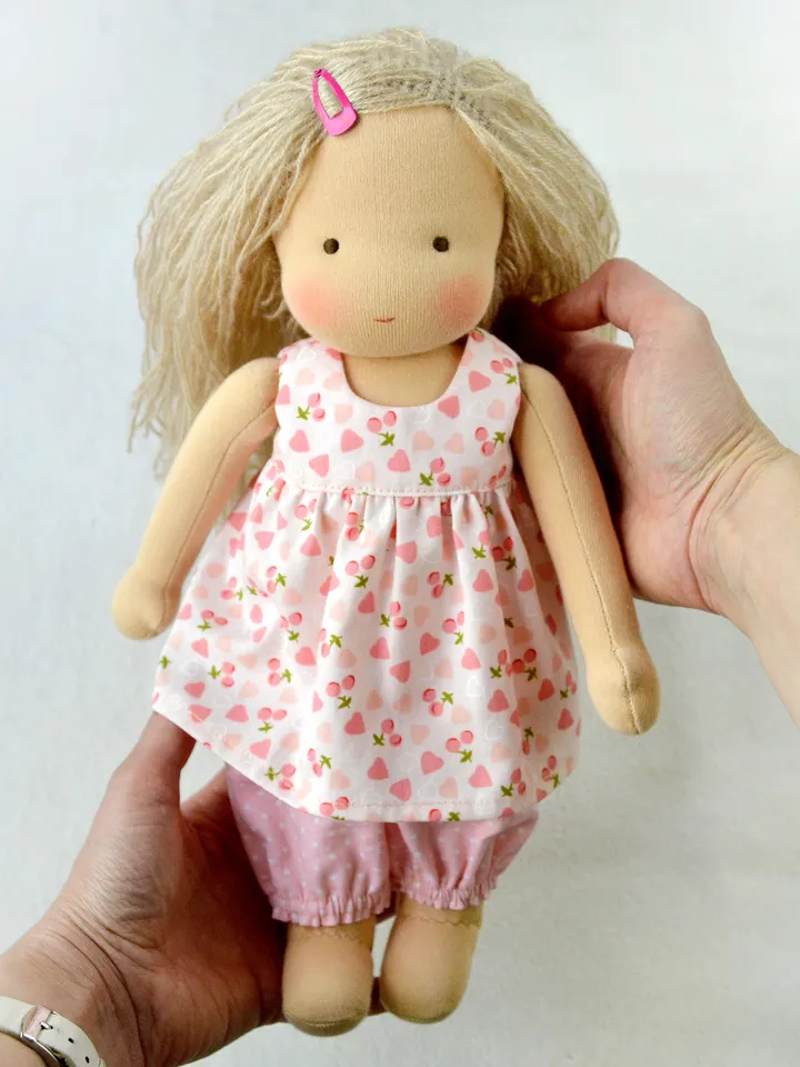 DIY clothes set for a Waldorf doll 13 inch (33 cm) tall. PDF sewing patterns and tutorials.