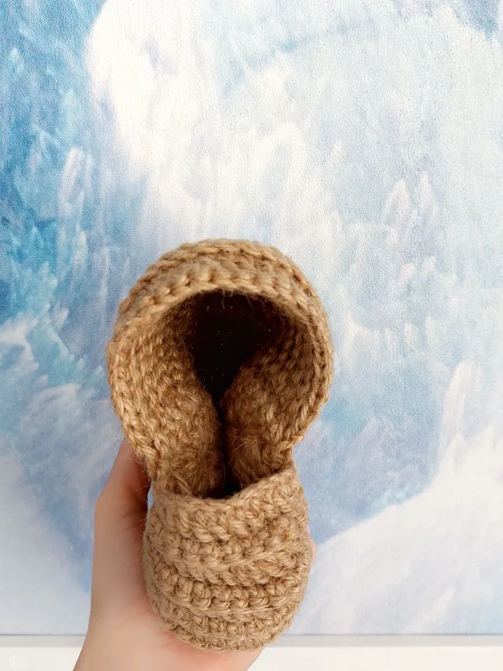 Hanging basket in the shape of an ammonite shell.
Handmade crocheted sea shell made of jute.
Eco-friendly marine-style decor. Use the basket as a planter for small flowers, an organizer for cosmetics, combs and other items.
