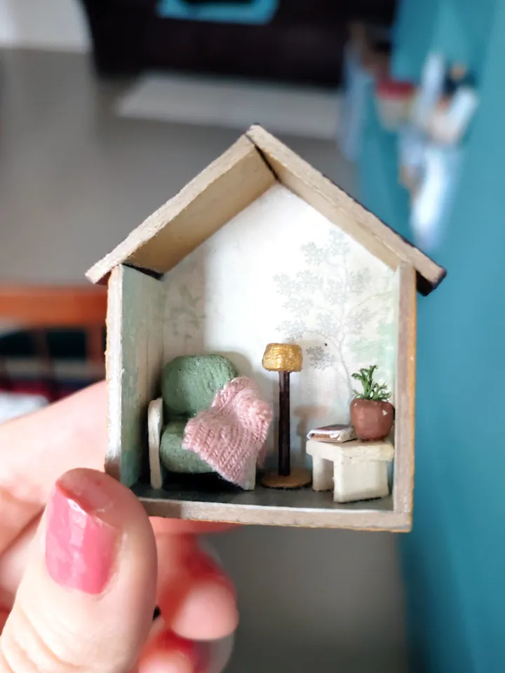 Roombox Miniature Dollhouse with Furniture 1/100 Reading Nook