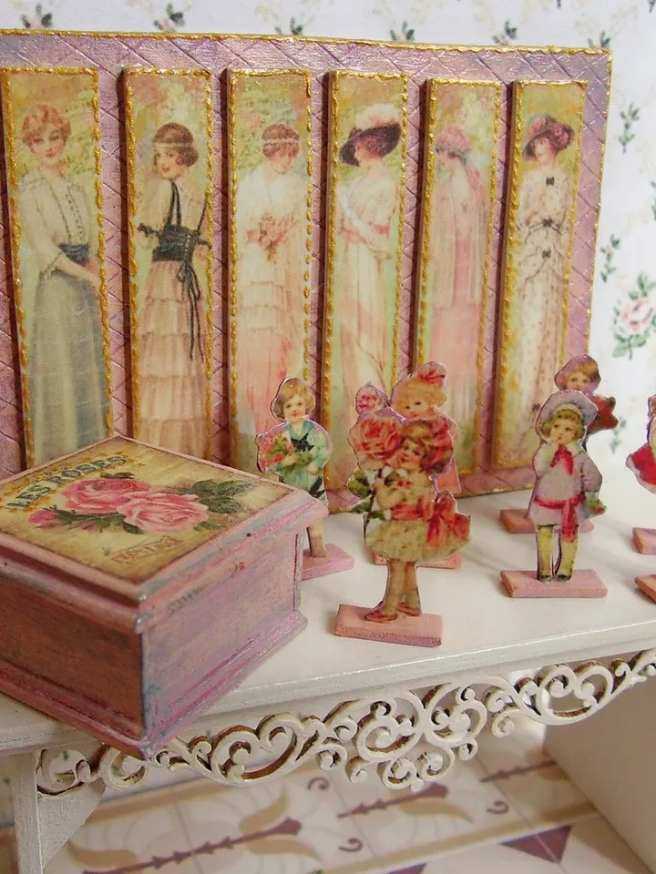 Dollhouse accessories. A set of miniature items.1:12 scale.