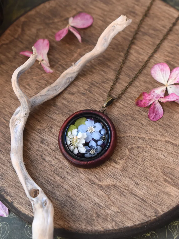 Pendant with forget-me-nots and yarrow in a wooden frame. Pendant with real forget-me-nots. Real yarrow in resin.