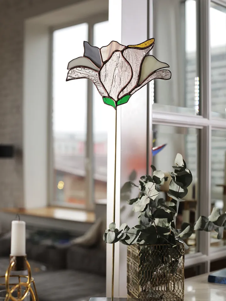 Magnolia. Stained Glass Panel on Stand, Magnolia Bloom, Stained Glass Art, Elegant Magnolia, Tiffany Glass, Magnolia in Soft Tones – Decorative Glass Artwork, Magnolia Flower – Handcrafted Glass Ornament, Artistic Magnolia – Interior Accent on Stand